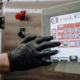 Ein kleines Bild eines Touchscreens, der von einer behandschuhten Hand gedrückt wird.