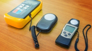 Messgeräte liegen auf dem Tisch